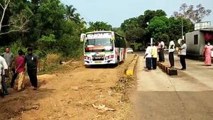 டோல்கேட் கட்டணம் செலுத்துவதை தவிர்க்க தனியாக சாலை அமைத்த மக்கள்!