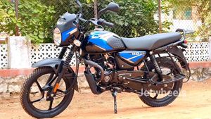 நிச்சயம் இந்த பைக் டெலிவரி மேன்களுக்கு உதவும்... ஷோரூமில் முதல் முறையாக காட்சி தந்த பஜாஜின் விலை குறைவான பைக்!