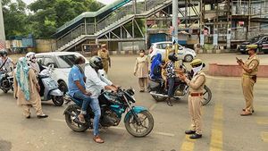 கடுமையான அபராதம் விதிக்க முடிவு... டூவீலர்களில் இனி இது ரெண்டும்  இல்லாவிட்டால் அவ்ளோதான்... என்னனு தெரியுமா?