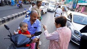 சிறுவர்களுக்கும் ஹெல்மெட் கட்டாயம்... மீறினா என்ன நடக்கும் தெரியுமா?.. புதிய விதி விரைவில்!!
