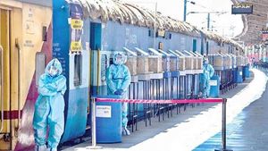 கோவிட்-19 சிகிச்சை அறையாக மாறிய ரயில் பெட்டிகள்... எத்தனை ஆயிரம் படுக்கைகள் தயாராக இருக்கு தெரியுமா?..