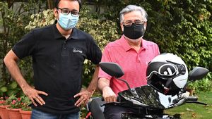டெல்லியில் முதல் ஏத்தர் 450எக்ஸ் இ-ஸ்கூட்டரை டெலிவிரி எடுத்த பிரபலம்!! யார்னு தெரியுமா?