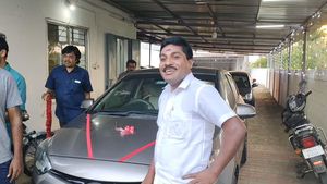 பார்த்துகுங்க மக்களே, நான் கார் வாங்கிட்டேன்... டிக் டாக் புகழ் ஜிபி முத்து நெகிழ்ச்சி!