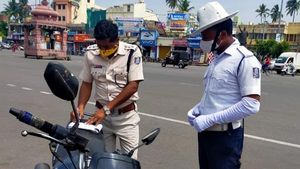 தீவிரமடையும் கொரோனா வைரஸ் பரவல்... முக கவசம் அணியாத காவலருக்கு ரூ.2,000 அபராதம்!! 