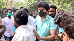 கப்பல் போன்ற ரோல்ராய்ஸ் கார் இருக்க சைக்கிளில் வந்த நடிகர் விஜய்... ரொம்ப யோசீக்காதீங்க இதுதான் காரணமாம்...