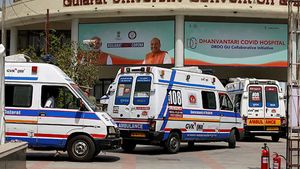 தொடரும் அவலம்! ஆம்புலன்ஸ் கிடைக்காததால் தாயின் உடலை ஆட்டோவில் ஏற்றி சென்ற மகன்... எங்கு தெரியுமா?