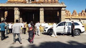 விதியை மீறி கோவிலுக்கு விசிட் கொடுத்த முதலமைச்சரின் மகன்... சொன்னாங்க பாருங்க ஒரு காரணம்... ஊரே சிரிக்குது!!
