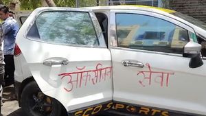 ஆக்ஸிஜன் வசதியும் உண்டு... 4 கார்களை நடமாடும் மருத்துவமனைகளாக மாற்றிய நண்பர்கள்... அதுவும் சொந்த செலவில்!