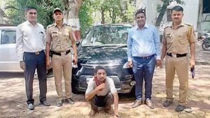 திருடப்பட்ட விலையுயர்ந்த கார்! 40நிமிடங்களிலேயே காரையும், திருடனையும் மடக்கி பிடித்த போலீஸ்.. எப்படி தெரியுமா?