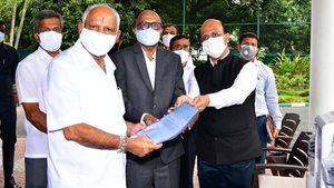 தமிழகத்தில் இருந்து பறந்த நிதியுதவி! கெத்தாக போஸ் கொடுத்து வாங்கிய கர்நாடகா முதலமைச்சர்... செம்ம மாஸ் சம்பவம்!