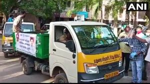 கடைகள் மூடி இருந்தால் என்ன, வீடுகளை தேடிவரும் தமிழக அரசின் ‘நகரும்’ கடைகள்!! 