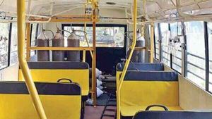 செம்ம... கோவை அரசு மருத்துவமனைக்கு புதியதாக 2 ‘ஆக்ஸிஜன்’ பேருந்துகள்!!  24 பேருக்கு சிகிச்சை தரலாம்...