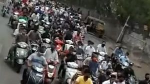 இப்படிலாம் பண்ணா ஏன் கொரோனா வராது... புனேவில் நடைபெற்றுள்ள அதிர்ச்சிகர சம்பவம்!!