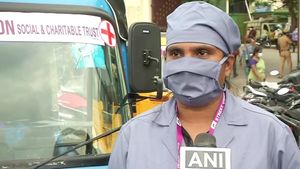 அன்று தாயை காப்பாற்ற ஆக்ஸிஜன் கிடைக்கவில்லை... இன்று ஆக்ஸிஜன் சிலிண்டர் உடன் சென்னை GH வாசலில் அவரது மகள்...!!