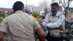 நடு ரோட்டில் குடுமிபிடி சண்டை! காவலர்களின் செயலால் மிரண்டுபோன பொதுமக்கள்... இதுக்கு காரணம் என்ன தெரியுமா?