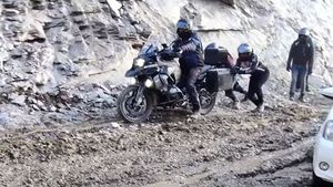 மலை உச்சியில் சேற்றில் சிக்கிக்கொண்ட விலையுயர்ந்த பிஎம்டபிள்யூ பைக்!! போகவே கூடாத பகுதி!