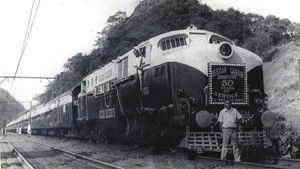 டெக்கன் குயின் ரயிலின் பிறந்தநாளை கேக் வெட்டி கொண்டாடிய பயணிகள்... இதோட வயசு எவ்ளோ தெரிஞ்சா ஆச்சரியப்படுவீங்க!