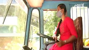 டேங்கர் லாரி ஓட்ட லைசன்ஸ் வைத்திருக்கும் 24 வயது பெண்!! தடுத்து நிறுத்தி பல்ப் வாங்கிய வாகன துறை அதிகாரிகள்