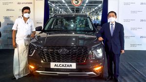 இந்தியாவில் கார்கள் தயாரிப்பில் 1 கோடியை எட்டியது ஹூண்டாய்!! 1 கோடியாவது காரில் முதல்வர் கையொப்பம்!