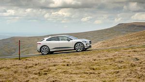 ஜாகுவார் நிறுவனத்திற்கே இதனால் பெருமை!! இங்கிலாந்தில் புதிய சாதனையை படைத்த ஐ-பேஸ்!