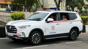 என்ன இந்த விலையுயர்ந்த கார் மும்பை போலீஸ் கையிலா! இதோட விலை, சிறப்புகள் என்ன தெரிஞ்சா பிரம்மிச்சு போய்ருவீங்க!