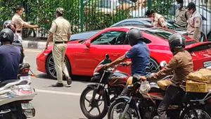 யாருக்கும் பயப்படாத போலீஸார்!! போர்ஷே கார் ஓட்டுனருக்கு அபராதம்... டெல்லியில் நடைபெற்றுள்ள தரமான சம்பவம்