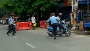 ஸ்கூட்டரில் சென்று கொண்டிருந்த இளைஞர்களை கண்மூடி தனமாக எட்டி உதைத்த காவலர்! உறைய வைக்கும் வீடியோ!