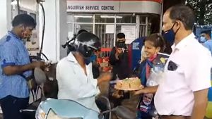 கேக், சாக்லேட் என வாகன ஓட்டிகளை மிரள வைத்த ஆம் ஆத்மி கட்சியினர்... ஒன்றிய அரசை இப்படிகூடவா விமர்சிப்பாங்க!