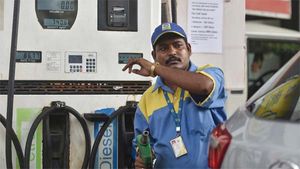 கன்னாபின்னானு உயரும் பெட்ரோல் விலை! தமிழகத்தில் இப்படி ஒரு சலுகையை யாருமே எதிர்பாக்கல! உடனே யூஸ் பண்ணிக்கணும்!