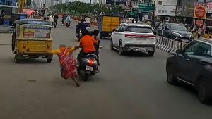 மூதாட்டி மீது ஸ்கூட்டர் மோதல்... திரும்பி கூட பார்க்காமல் சென்ற சிறார்கள்... கடும் நடவடிக்கை எடுத்த போலீஸ்!