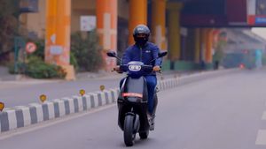 தமிழ்நாட்டில் உலகின் மிகப்பெரிய தொழிற்சாலை... ஓலா எலெக்ட்ரிக் ஸ்கூட்டரை ஓட்டி பார்த்த பிரபலம்! யார் தெரியுமா?