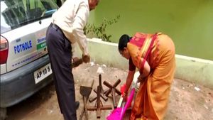 கத்தி படத்தை தூக்கி சாப்பிட்ட முதிய தம்பதி... சத்தமே இல்லாமல் செய்த தரமான சம்பவத்தை நாடே வியந்து பாக்குது!