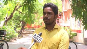 எலெக்ட்ரிக் பைக்கை உருவாக்கிய மதுரை மாணவர்... 1 கிமீ இயக்க எவ்வளவு செலவு ஆகும்னு தெரிஞ்சா ஆச்சரியப்படுவீங்க!