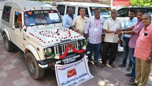 மாருதி ஜிப்சி உடன் சேர்ந்து ஃபோட்டோ எடுத்து கொண்ட வேலூர் தபால் நிலைய ஊழியர்கள்! எல்லாரும் கண் கலங்கிட்டாங்க!