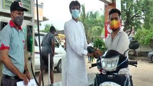 மக்களுக்கு இலவசமாக பெட்ரோலை வாரி வழங்கிய பங்க் உரிமையாளர்... எதுக்குனு தெரிஞ்சா ரொம்ப பெருமைப்படுவீங்க!