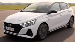 பக்கா ஸ்டைலிஷான தோற்றத்தில், ஷோரூமிற்கு கொண்டுவரப்படும் 2021 Hyundai i20 N Line!!