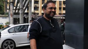 இப்படி ஒரு காரை வாங்கியிருக்கிறாரா பாடகர் ஷங்கர் மஹாதேவன்! விலையை விட காருல இருக்கும் அம்சங்கள் வேற லெவல்!