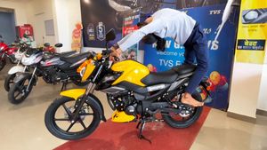 TVS Raider டெலிவரி பணிகள் தொடங்கியது... பைக்கை பார்த்த குஷியில் வாகனத்தின்மீது யோகா செய்த ஆசிரியர்!