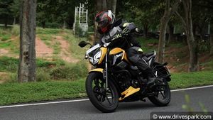 சம்பவம் செய்த TVS... Raider 125 வெறித்தனமா இருக்கு... வீடியோவை பாத்தா இந்த பைக்கை உடனே வாங்க ஆசைப்படுவீங்க!