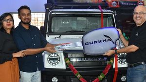 Gurkha காரை புக் செய்தவர்களுக்கு குட் நியூஸ்... காரை டெலிவரி கொடுக்க தொடங்கிட்டாங்க! கிலியில் Mahindra Thar!
