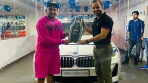 IPL முடிச்சிட்டு இந்தியா வந்த கையோடு புதிய BMW காருடன் பிரித்வி ஷா!! ஷோரூம் விலையே ரூ.70 லட்சத்தை தாண்டுது