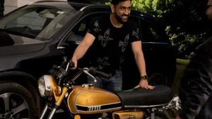 அடேங்கப்பா புதுசாக்கிட்டாரே... புதிதுபோல் மாற்றப்பட்ட Yamaha RD350 பைக்கை டெலிவரி எடுத்த டோனி!