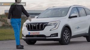 Mahindra XUV700 காரின் தானியங்கி பிரேக்கிங் திறன் எப்படி செயல்படும்? உங்களையும், பாதசாரிகளையும் பாதுகாக்கும்!