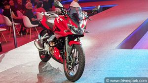 பைக்க கிஃப்டா கொடுங்க ப்ளீஸ்... உடனே கன்டிஷனுடன் ஓகே சொன்ன Bajaj.. இது தெரிஞ்சிருந்தா நாமலும் கேட்டிருக்கலாமே!