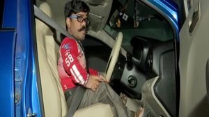 இந்தியாவிலேயே இதுதான் முதல்முறை!! பல சோதனைகளுக்கு பிறகு, ஓட்டுனர் உரிமத்தை பெற்ற முதல் குறை-உயர மாற்று திறனாளி