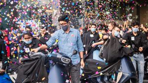 ஓலா எலெக்ட்ரிக் ஸ்கூட்டரின் டெலிவரி பணிகள் ஒரு வழியாக தொடங்கியது... வாடிக்கையாளர்கள் உற்சாகம்!