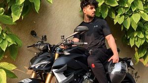 ஒரு பிரீமியம் ரக காரையே வாங்கியிருக்கலாம்... மிக அதிக விலை கொண்ட டுகாட்டி பைக்கை வாங்கிய இந்தி நடிகர்!