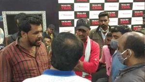 அவமதித்த ஷோரூம் ஊழியருக்கு தக்க பாடம் புகட்டிய விவசாயி... இனி விவசாயினு யாரும் அசால்டா நினைக்க மாட்டாங்க!!