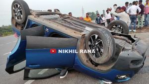 பலமுறை உருண்டு தலைகீழாக கவிழ்ந்த டாடா கார்... தூசியை தட்டி விட்டு அசால்டாக வந்த பயணிகள்... வேற லெவல் சம்பவம்!