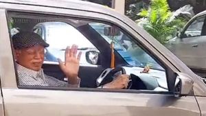ஹோட்டலுக்கு சாப்பிட சென்ற முதியவர் புதிய காரோடு வீடு திரும்பிய அதிசயம்... இளம் வயது கனவு 83 வயதில் நிறைவேறியது